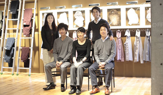 山田隆博店長（右下）とスタッフのみなさん