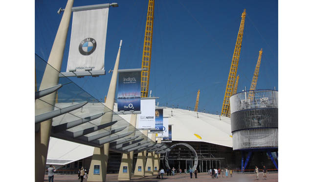 西暦2000年を前に建てられた「ミレニアム・ドーム」がスポンサーを得て「O2アリーナ」として再オープン。11月26日には、＜アーメット・アーティガン トリビュート・コンサート＞でレッド・ツェッペリンが再結成ライブを行います。申し込みましたがハズレました。 