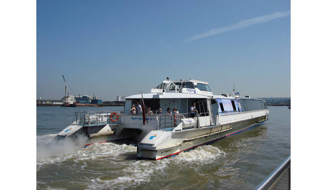 テムズ川沿いにあるO2アリーナとロンドン市内を結ぶボート。O2アリーナは悪くないホールですが、アクセスルートが貧弱なのが難点ですね。