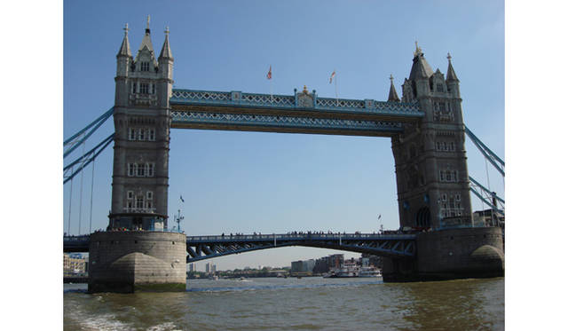 「ロンドン・ブリッジ」周辺はきれいに整備された観光名所。ボートはブリッジの真下を通ります。