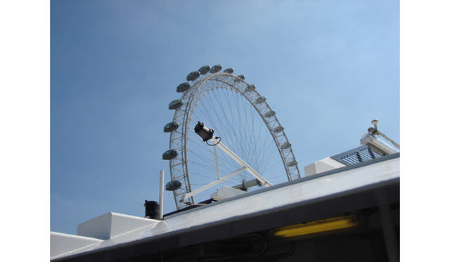 世界最大の観覧車「ロンドン・アイ」。ボートはロンドン・アイのすぐ下に着きます。ゴンドラ一つに25人ぐらい乗れるそうですね。