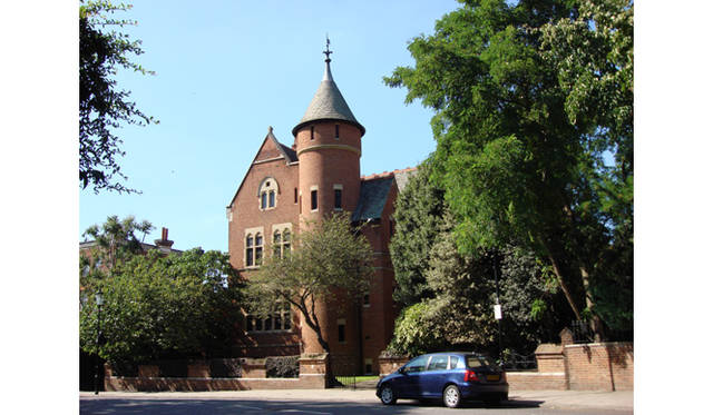 ロンドン市内に着いて、ウエストミンスターから地下鉄に乗って、ケンジントン・ハイ・ストリートに移動。これはジミー・ペイジが所有しているといわれる家だそうです。記念に一枚。高級住宅街ですね。