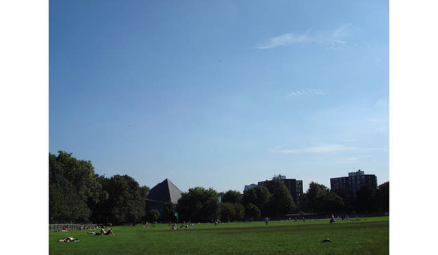 僕が一番苦手とする（笑）日曜日の公園風景。ここはホランド・パークです。