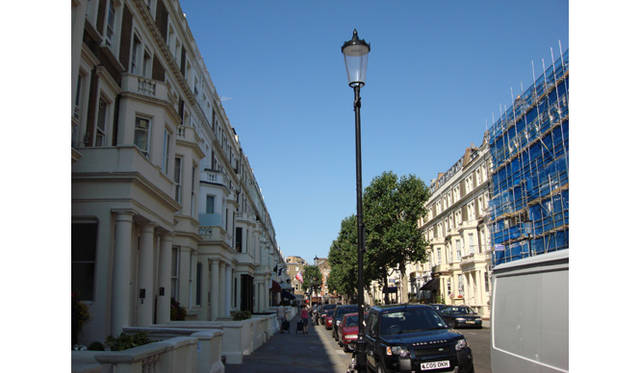 チェルシー地区はいかにもイギリスらしい家が並ぶ街並みです。