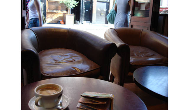 フルハムロードにあるアンティーク・カフェで一休み。プレミアリーグのチェルシーの試合があるらしく、みんなスタジアムに急いでいました。