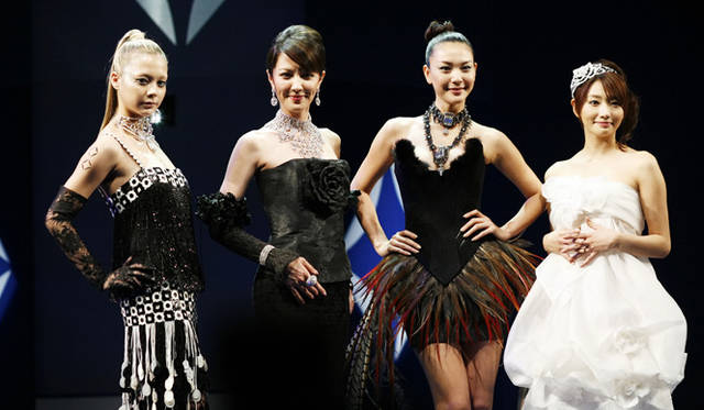 ダイヤモンドを身に着けた、左から土屋アンナさん、山本モナさん、知花くららさん、眞鍋かをりさん