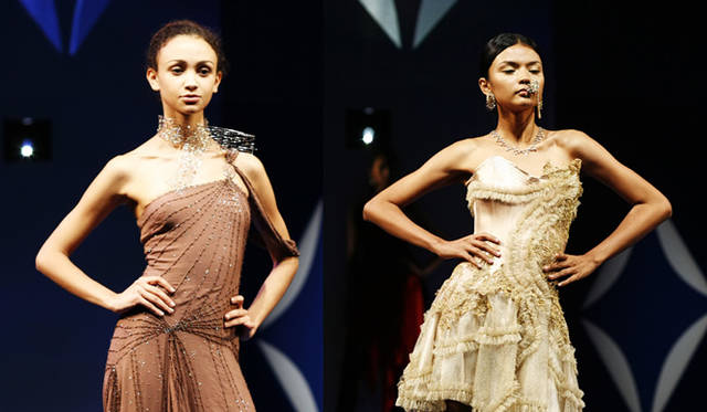 左・ネックピース（23.18カラット）、右・ネックレス（12.68カラット）、イヤリング（20.00カラット）