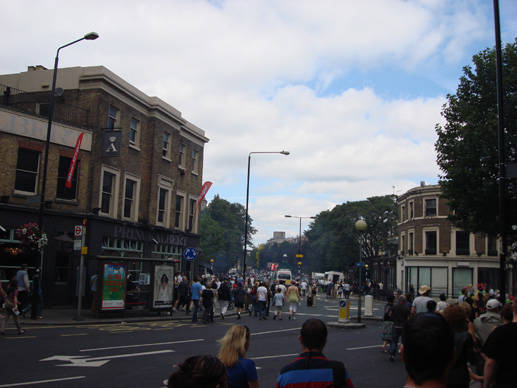 ノッティングヒル・ゲート駅からケンジントンパークロードを歩きます。 