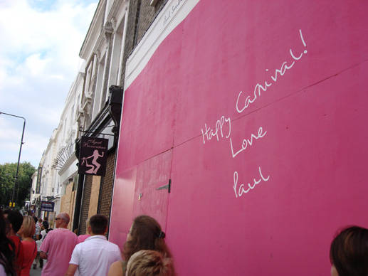 これが、ポール・スミスの店のまわりを囲んだベニヤの壁に書かれたメッセージ。