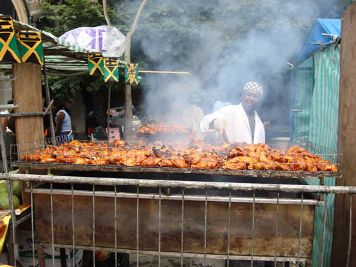 大量に焼かれているチキン。いい香りです。