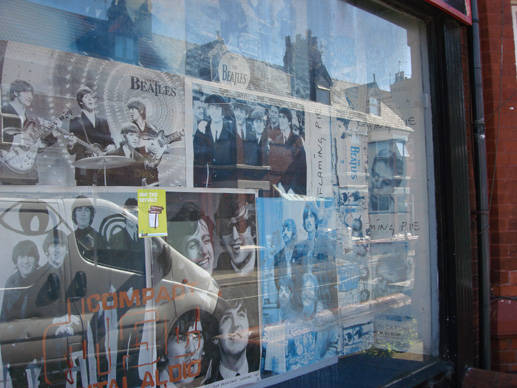 つぶれてしまったレコード屋のウィンドウ。