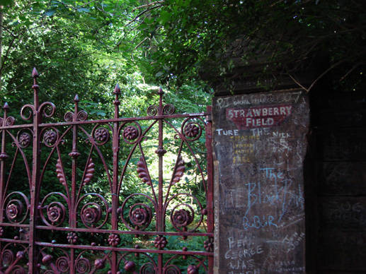 お約束ですが、STRAWBERRY FIELD。思っていたより閑静な高級住宅地にありました。ジョンレノンの生家やエリナ・リグビーの教会も見てきました。