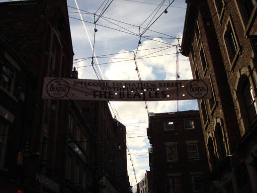 MATHEW STREETに掲げられている「BIRTHPLACE OF THE BEATLES」。