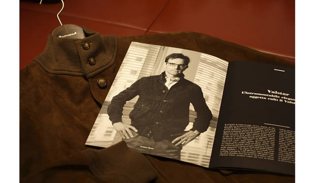 マッサ氏がモデルとして掲載された『L’UOMO VOGUE』と、Vasltar社を代表するブルゾン。
