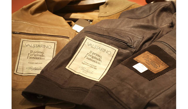 ブルゾンの内側にあるタグをよく見ると、左側は1935年につくられたクラシックフィットモデルで、中央は、「Aggiornato nel 2007」と加えられたスリムフィットモデルだというのがわかる。