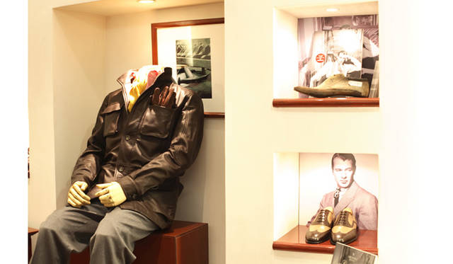 左は、今季、アルティオリ社とヴァルスター社との完全別注したブルゾン。1935年当時のデザインを現代的な細身のシルエットに復刻。「完全別注」ブルゾン￥369,600。左は「アルティオリ丸の内」オープン記念の“ゲーリー・クーパー リヴァイバル エディション”。