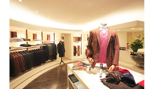 「ラフィネリア丸の内」店内。オンからオフシーンのドレスが豊富に揃う。