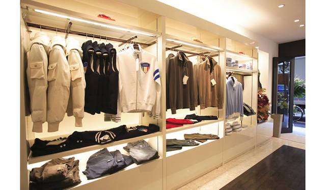 「ラフィネリア丸の内」を入ってすぐのカジュアルコーナー。『ブリューアー』や『ヴァルスター』のハイカジュアルアイテムが並ぶ。