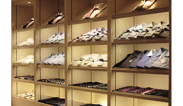 「ラフィネリア丸の内」では、シャツのパターンオーダーなどももちろん可能。