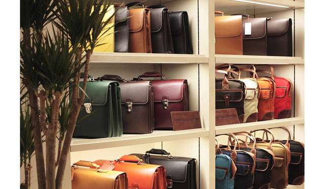 バッグやレザーグッズなどもオーダーできる。