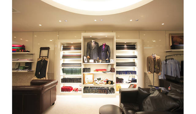 写真からもそのゆったりとした雰囲気が伝わってくるオーダースペース。メンズアイテム各種はもちろん、ウィメンズのスーツやシャツなどもオーダー可能。