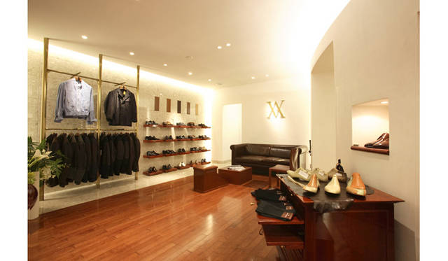 「アルティオリ丸の内」の店内。左側には『ヴァルスター』との完全別注ブルゾン、奥がオーダースペース。