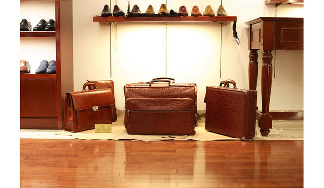 ビジネスの格を上げる最高級レザーバッグが美しい。