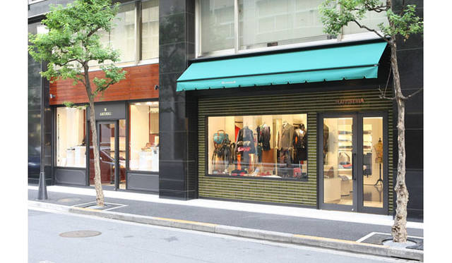 「ラフィネリア丸の内」は、苔（こけ）が植生されているユニークな壁面も特徴。