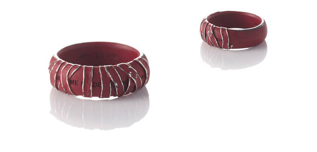 [無皇刃譚　名無しリング]  2万3100円<br>主人公・“名無し”が自ら封印した剣をイメージ。ちなみに関連商品の全てが、シルバーの上に赤いガンメタルカラーを施し、上から焼き付けの塗装をしたものをさらにバレルに入れ剥離する三次加工を施した、というこだわり深い逸品だ。