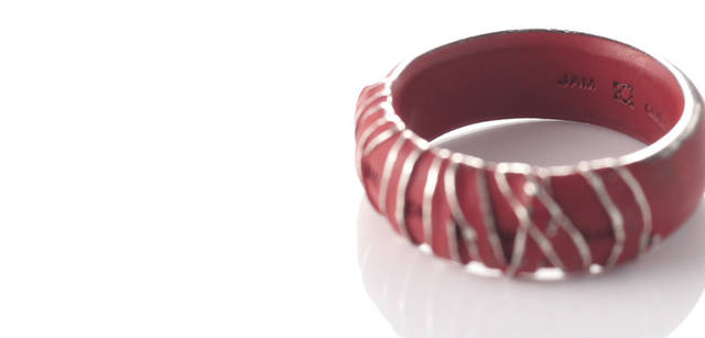 [無皇刃譚　名無しリング]  2万3100円<br>主人公・“名無し”が自ら封印した剣をイメージ。ちなみに関連商品の全てが、シルバーの上に赤いガンメタルカラーを施し、上から焼き付けの塗装をしたものをさらにバレルに入れ剥離する三次加工を施した、というこだわり深い逸品だ。