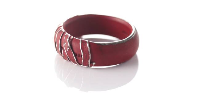 [無皇刃譚　名無しリング]  2万3100円<br>主人公・“名無し”が自ら封印した剣をイメージ。ちなみに関連商品の全てが、シルバーの上に赤いガンメタルカラーを施し、上から焼き付けの塗装をしたものをさらにバレルに入れ剥離する三次加工を施した、というこだわり深い逸品だ。