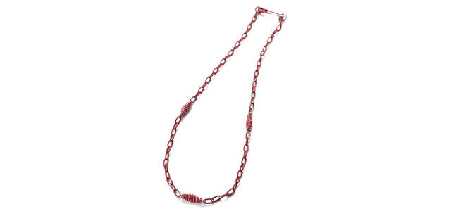 [無皇刃譚　名無しネックレス]  2万9400円<br>こちらも主人公・“名無し”の持つ刀をイメージしたネックレス。使い込むことで地金のシルバーが見えてくる＝劇中のキャラクターが成長、とリンク性がきちんと表現されている。