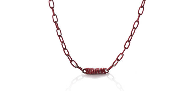 [無皇刃譚　名無しネックレス]  2万9400円<br>こちらも主人公・“名無し”の持つ刀をイメージしたネックレス。使い込むことで地金のシルバーが見えてくる＝劇中のキャラクターが成長、とリンク性がきちんと表現されている。