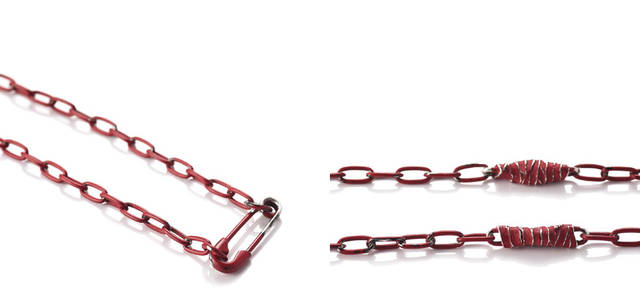 [無皇刃譚　名無しネックレス]  2万9400円<br>こちらも主人公・“名無し”の持つ刀をイメージしたネックレス。使い込むことで地金のシルバーが見えてくる＝劇中のキャラクターが成長、とリンク性がきちんと表現されている。