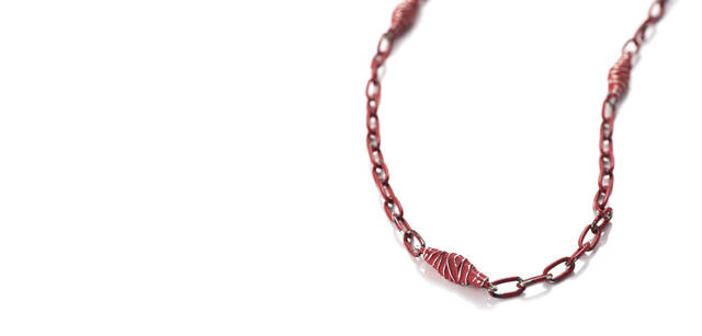 [無皇刃譚　名無しネックレス]  2万9400円<br>こちらも主人公・“名無し”の持つ刀をイメージしたネックレス。使い込むことで地金のシルバーが見えてくる＝劇中のキャラクターが成長、とリンク性がきちんと表現されている。