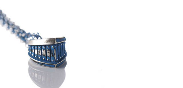 [無皇刃譚　名無しネックレス]  1万9950円<br>“羅狼”をイメージしたネックレス。リングと同デザイン、スケールダウンしたものが、トップにあしらわれている。