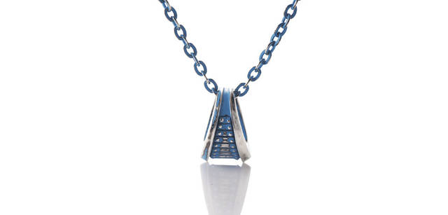 [無皇刃譚　名無しネックレス]  1万9950円<br>“羅狼”をイメージしたネックレス。リングと同デザイン、スケールダウンしたものが、トップにあしらわれている。