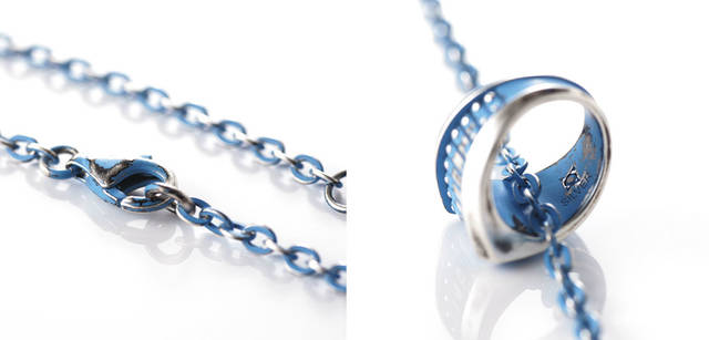 [無皇刃譚　名無しネックレス]  1万9950円<br>“羅狼”をイメージしたネックレス。リングと同デザイン、スケールダウンしたものが、トップにあしらわれている。