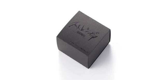 各アクセサリーが梱包されるパッケージ。映画「ストレンヂア」のロゴがプリントされている。