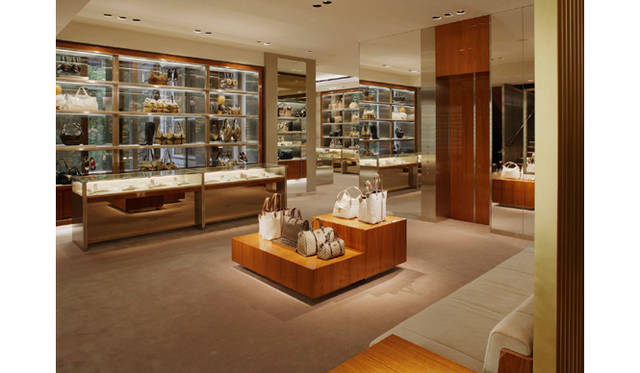 アクセサリーとデイタイムウェアをそろえる２階から。アクセサリーのエリアを望む