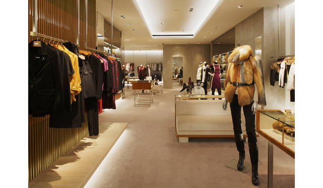 ２階デイタイムウェア エリア。フィッティングスペースのカーペットには筆記体で書かれたグッチのロゴが織り込まれている