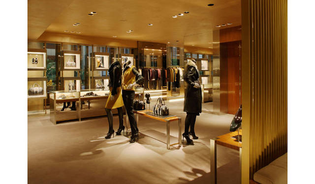 同じく３階。ラウンジ風なインテリアはモダンラグジュアリーなテイストでまとめられている