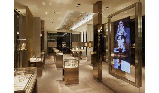 １階のファインジュエリー エリア。アンティークシルバーと薄いブロンズがより一層のクオリティ感を高めている