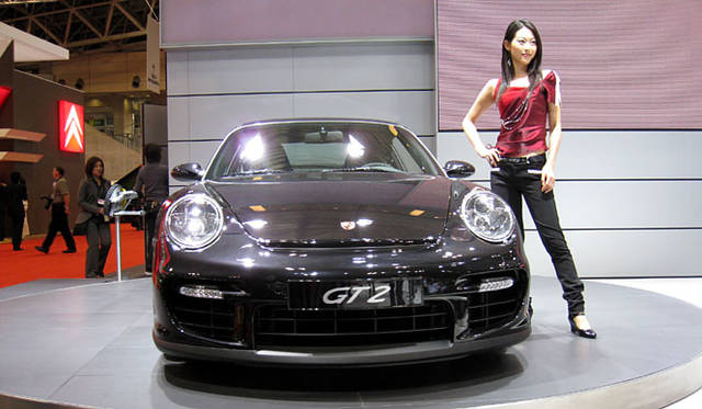 いわゆる「997型」となる最新・最強の「911 GT2」はポルシェの花形。530psものパワーを発生する強心臓、ツインターボチャージャー付き3.6リッター水平対向エンジンをリアに搭載する。
