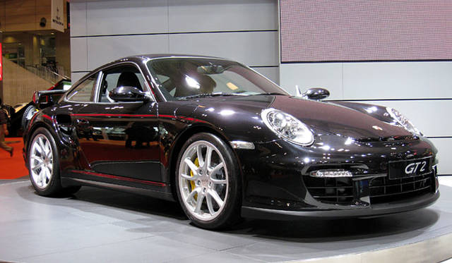 爆発的なパワーは後輪に伝えられ、0-100km/hをわずか3.7秒で駆け抜ける。最高速度は329km/hと韋駄天のごとき速さ。