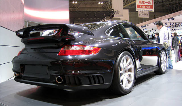 特徴的なリアスポイラーによりダウンフォースを発生。地面にすいつくような走りが可能。空気抵抗係数であるCd値は0.32を記録、ハイパフォーマンスであるとともに効率面でもすぐれる。１リッターあたりの燃費８kmは立派。