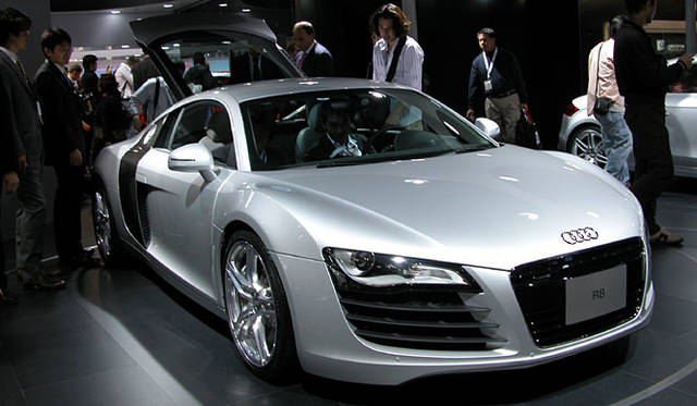 ルマン24時間耐久レースで５勝という輝かしい戦績を残した「アウディR8」。その名を冠したロードゴーイング・ミドシップ・スポーツは、つねに人垣ができるほどの人気ぶり。