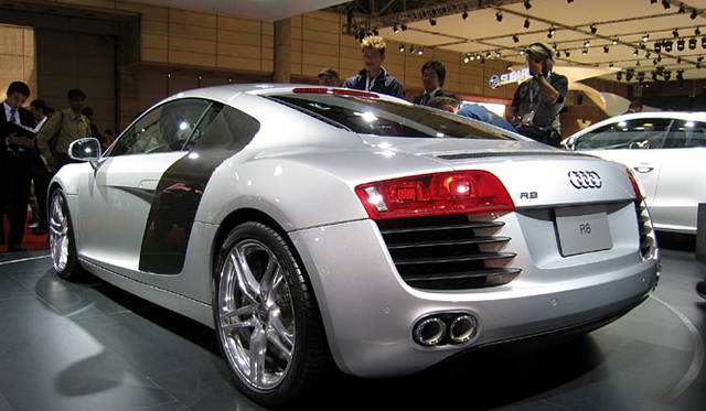 アウディが得意とするアルミ製ボディ「ASF（アウディ・スペース・フレーム）」を採用。ボディシェルはわずか210kgの重さしかない。全長4435mm、全幅1905mm、全高1250mm。