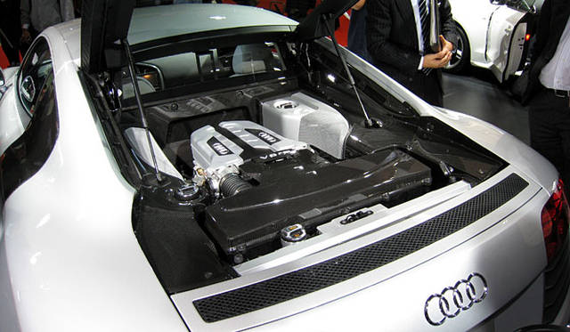 420psを発生させるV8 FSI エンジン。0-100km/h加速は4.6秒、最高速度は301km/hに達する。駆動方式はご存知「クワトロ」こと4WDだ。