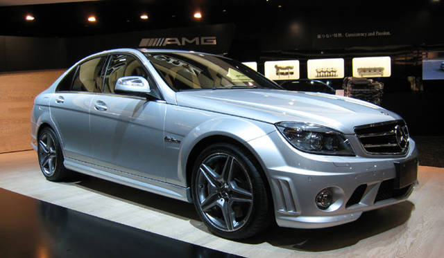 ドイツツーリングカー選手権（DTM）で活躍する「AMG Cクラス」のイメージを投影した市販モデル「C63 AMG」。AMGは、メルセデス高性能モデルの称号。パフォーマンスに加えエクステリアでも独自性をアピールする。
